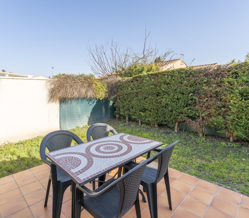 Table extérieur et jardinet