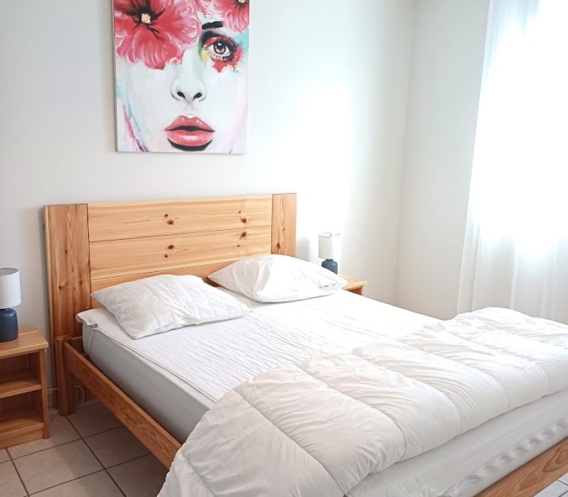 chambre fenêtre donnant sur jardinet