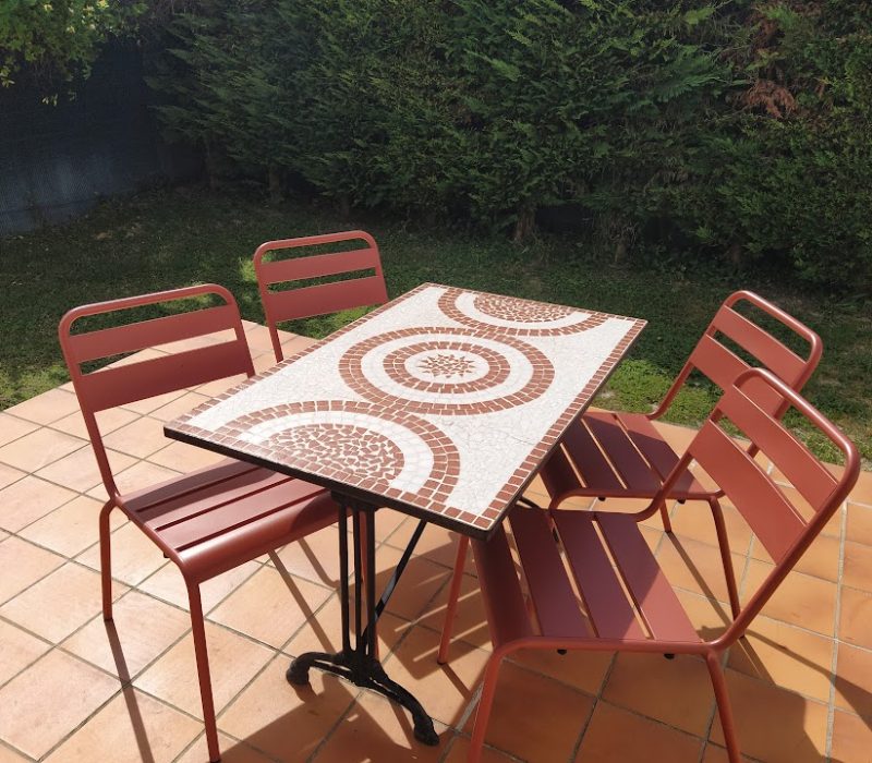table terrasse avec petit jardinet